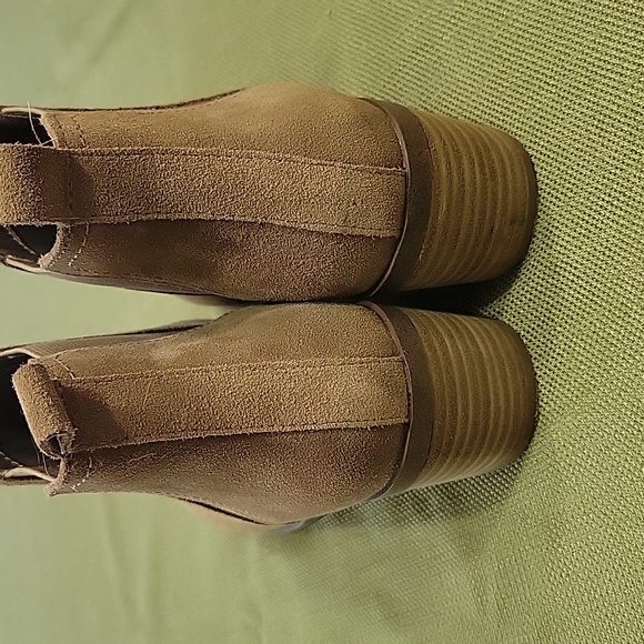 DOLCE VITA tan suede bootie - Picture 4 of 5